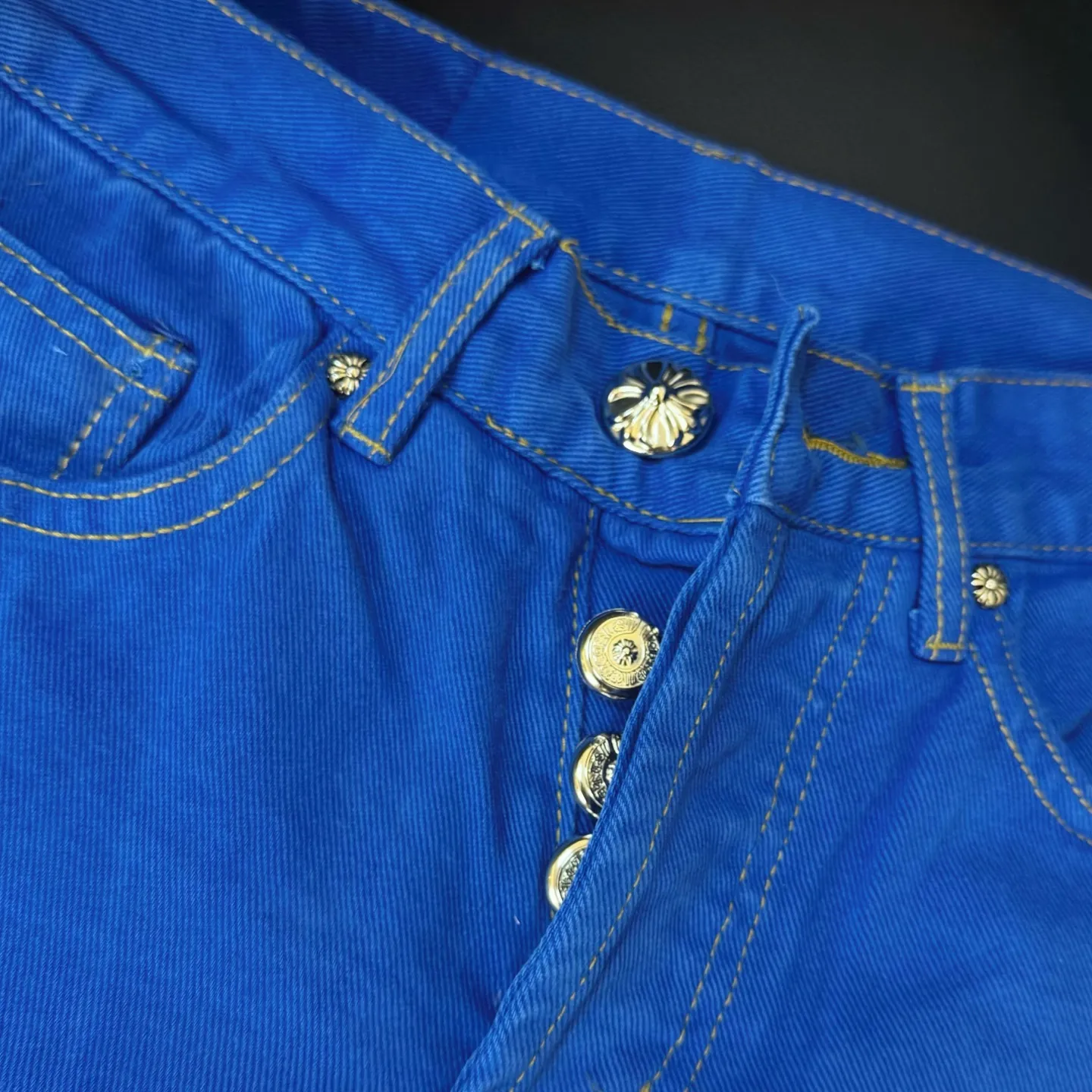 P300 style number: D254 Chrome Hearts CH Chrome Hearts, the same jeans worn by Fan Bingbing’s brother Fan Chengcheng, exudes unruly personality and unique charm. Every wear and tear is carefully designed to present a unique artistic feel. Made of imported denim fabric, which has undergone heavy industrial washing and destruction treatment, the trousers show a super cool effect on the upper body, allowing you to dominate the fashion stage.  This is more than just a pair of jeans, it is an expression of attitude. With its unique design concept and ultimate pursuit of details, Croxin breaks traditional boundaries and defines the jeans trend in the new era. The trousers are made of double-layer woven fabric and matched with customized hardware, showing an incomparably beautiful and unique style, making every wearer the focus of fashion. Imported denim fabric, super heavy-duty washed and damaged, the upper body is super cool! Customized hardware, incomparably good-looking style. The production process is difficult. It has a high-street feel. Color: dark blue Size: S M L